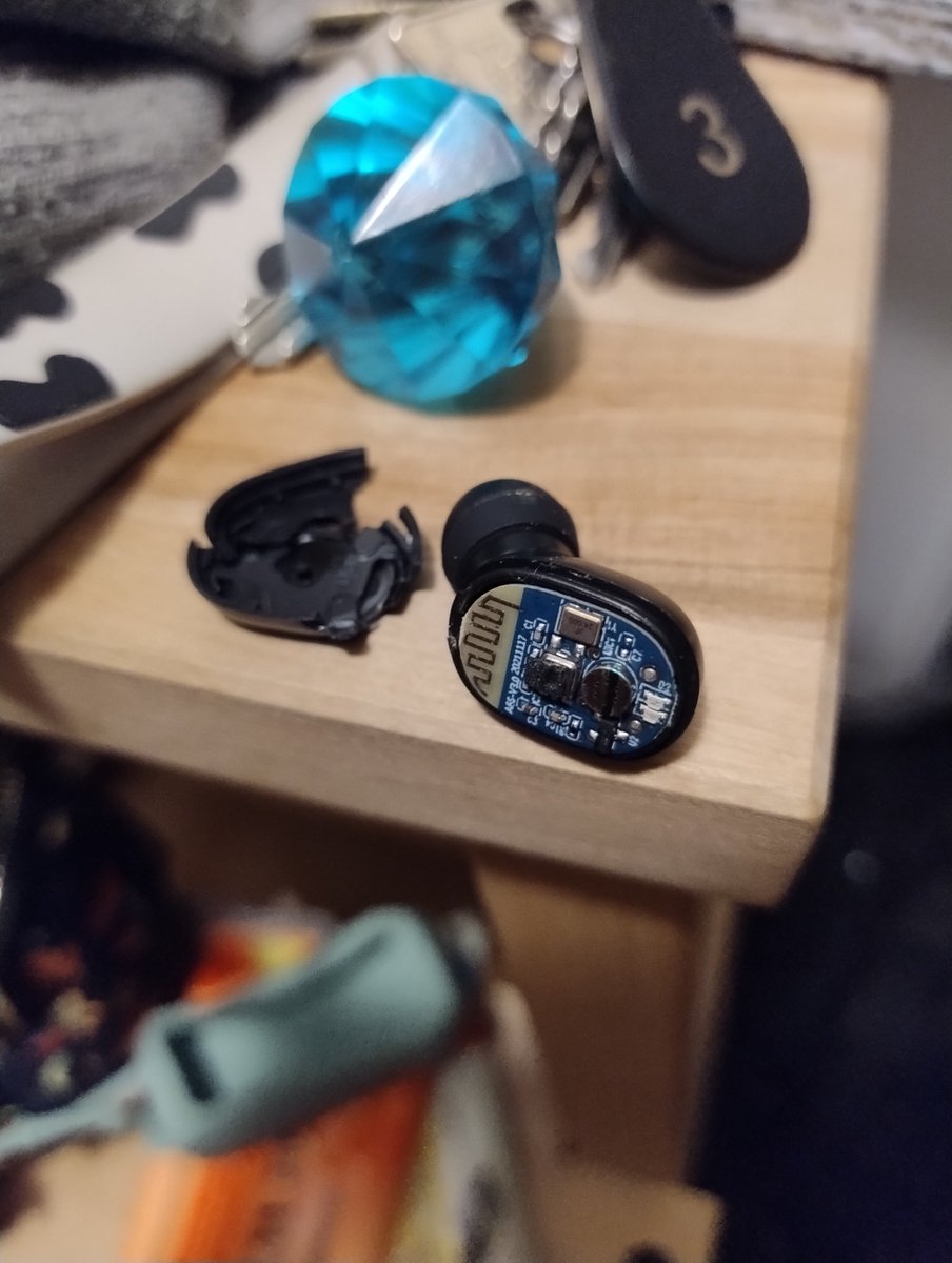 jazminholm's tweet photo. @skrsgardbill försökte tejpa ihop den lite men kommer bara lossna direkt när jag använder skulle jag tro , och oklart om den laddar eller om tejpen förstör 😅 den funkade när jag stoppade i den såhär i örat men "det där elektriska" (haha) är löst så kommer väl ramla ur om jag har den i länge🥲 https://t.co/1zlSg8dZpy