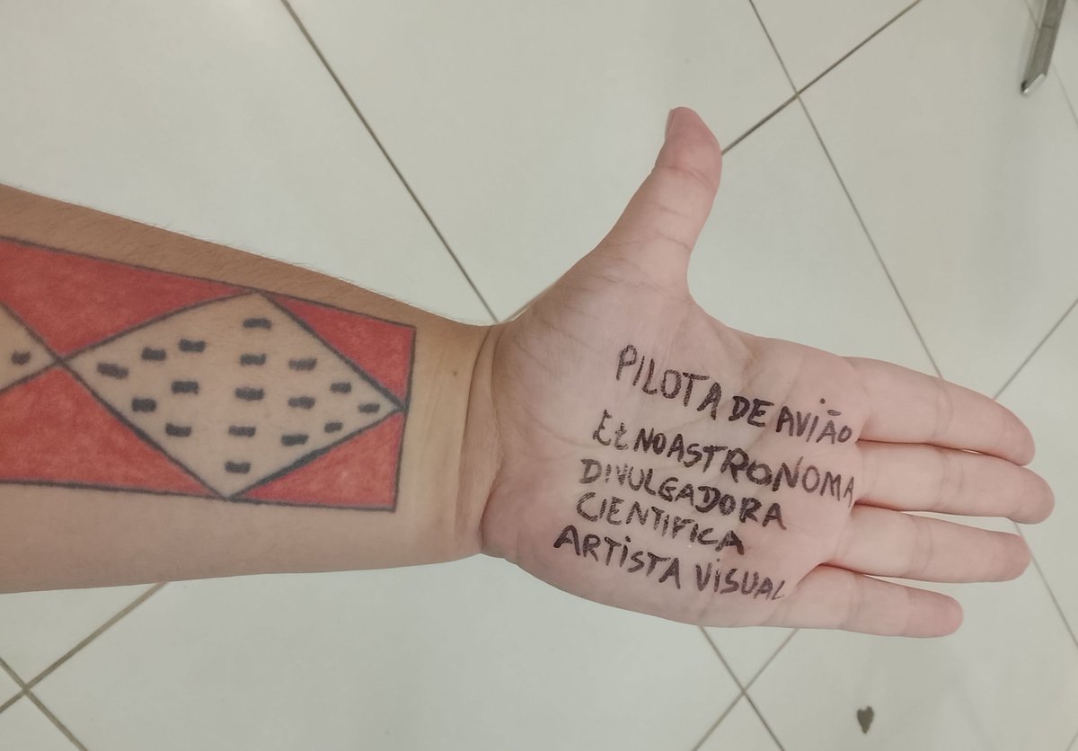 maybimxk's tweet photo. Flávio das Rachadinhas escreveu “CORRUPTO” na mão; eu escrevo minhas formações e profissões. Cada um divulga o que tem de melhor no currículo.

#AbreOSigiloFlavio 
#ExplicaOCasoAnaClaraFlavio 
#RespondeOLulaFlavio 
#ExercitoDoLulaNaBand 
#ExercitoDoLulaDominouTudo 
#ExercitoSegueEmCampo 
#FORÇAJANONES
#janonesestamoscomvoce 
#EXERCITODOLULAEMAÇÃO
#BORALULA