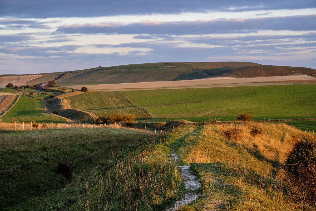 gerrylynch's tweet photo. Sunset on the Wansdyke tonight. #Wiltshire https://t.co/eFh07BprKL