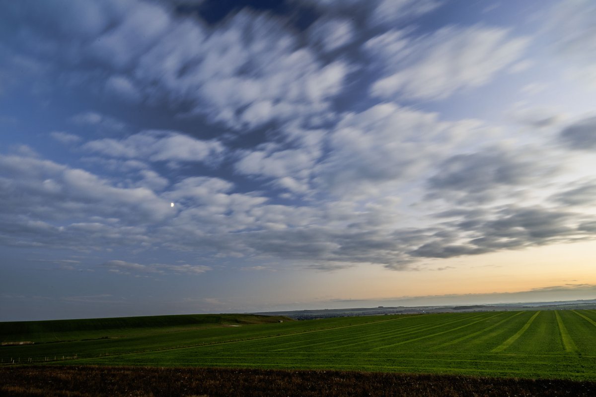 gerrylynch's tweet photo. Sunset on the Wansdyke tonight. #Wiltshire https://t.co/eFh07BprKL