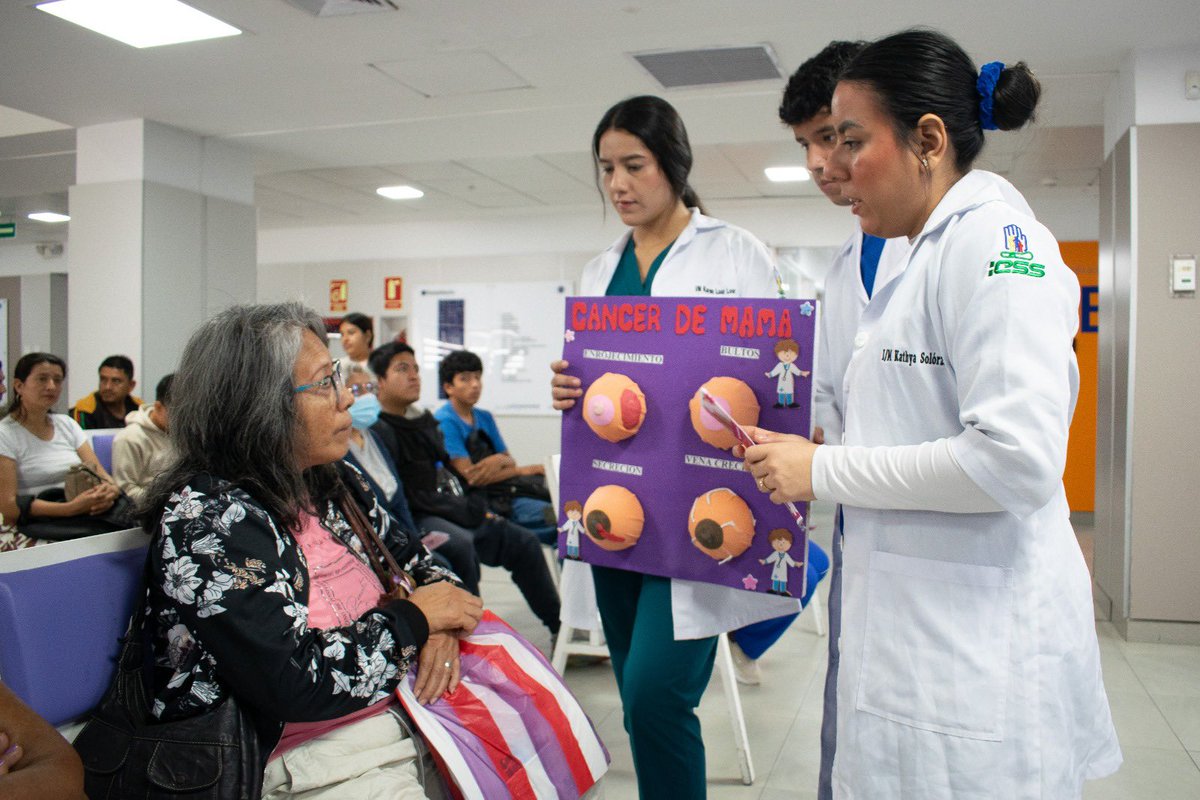 IESS_Manabi's tweet photo. #IESSteCuida | Con charlas educativas el Hospital General Manta recordó el #DíaMundialCáncerMama. El personal de salud expuso temas sobre riesgos, síntomas de alerta y autoexploración mamaria.
¡Conocer es prevenir!🩷 https://t.co/g0qoIvhVXG