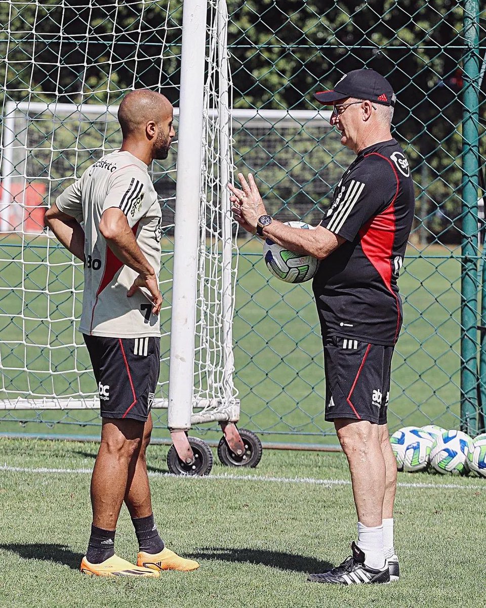 SPFCInformer's tweet photo. Em 2023, Lucas teve seu melhor momento desde que retornou ao São Paulo.

Agora, também sob o comando de Dorival Jr. volta a aparecer bem. Confiam nesta dupla para 2027? 🤔 https://t.co/mUNiE7miVo
