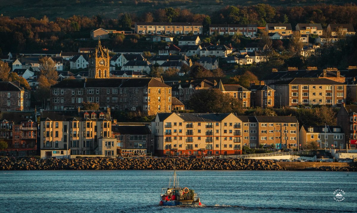StephenAHenry's tweet photo. An unusual perspective of Gourock, taken from the Paddle Steamer Waverley as we headed for home on the penultimate sail of the season - Saturday evening.

@DGourock @ArgyllSeaGlass @discinverclyde https://t.co/5lWPiKTf0V