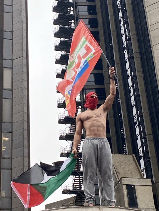 launfr's tweet photo. A CALÇA SKINNY KKKKKKKKKKKKKKKKKKKKKKKKKKK Jamais será o gostoso de moletom na avenida paulista https://t.co/K6Y18oicyI