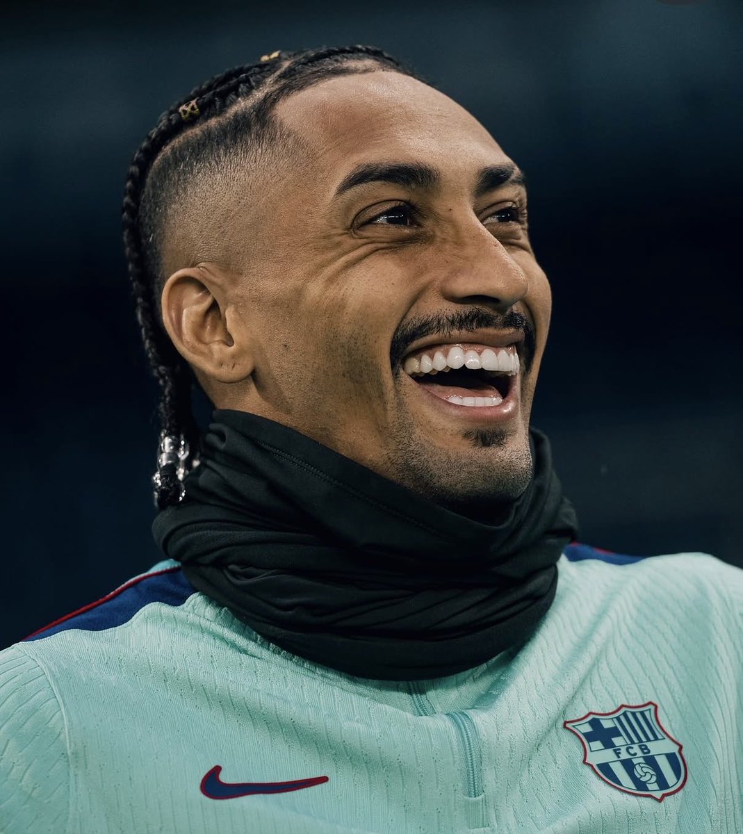 raphinhaav1's tweet photo. All smiles before the game!! https://t.co/vUp6ejwqac
