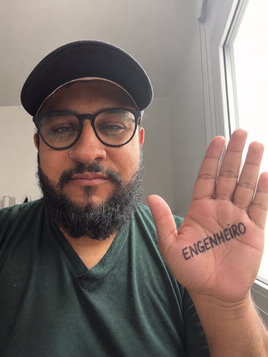 Clonanismaineim's tweet photo. En medio del debate y a modo de shock efectista, el idiota Bolsonarco escribió en su mano la palabra "CORRUPTO". Los brasileros interpretaron que esa era su profesión Y TODOS EMPEZARON A IMITARLO ESCRIBIENDO EN SU MANO LA PROFESIÓN DE CADA UNO.
Bello pueblo el brasilero, carajo. https://t.co/RXG2Tj98Mu