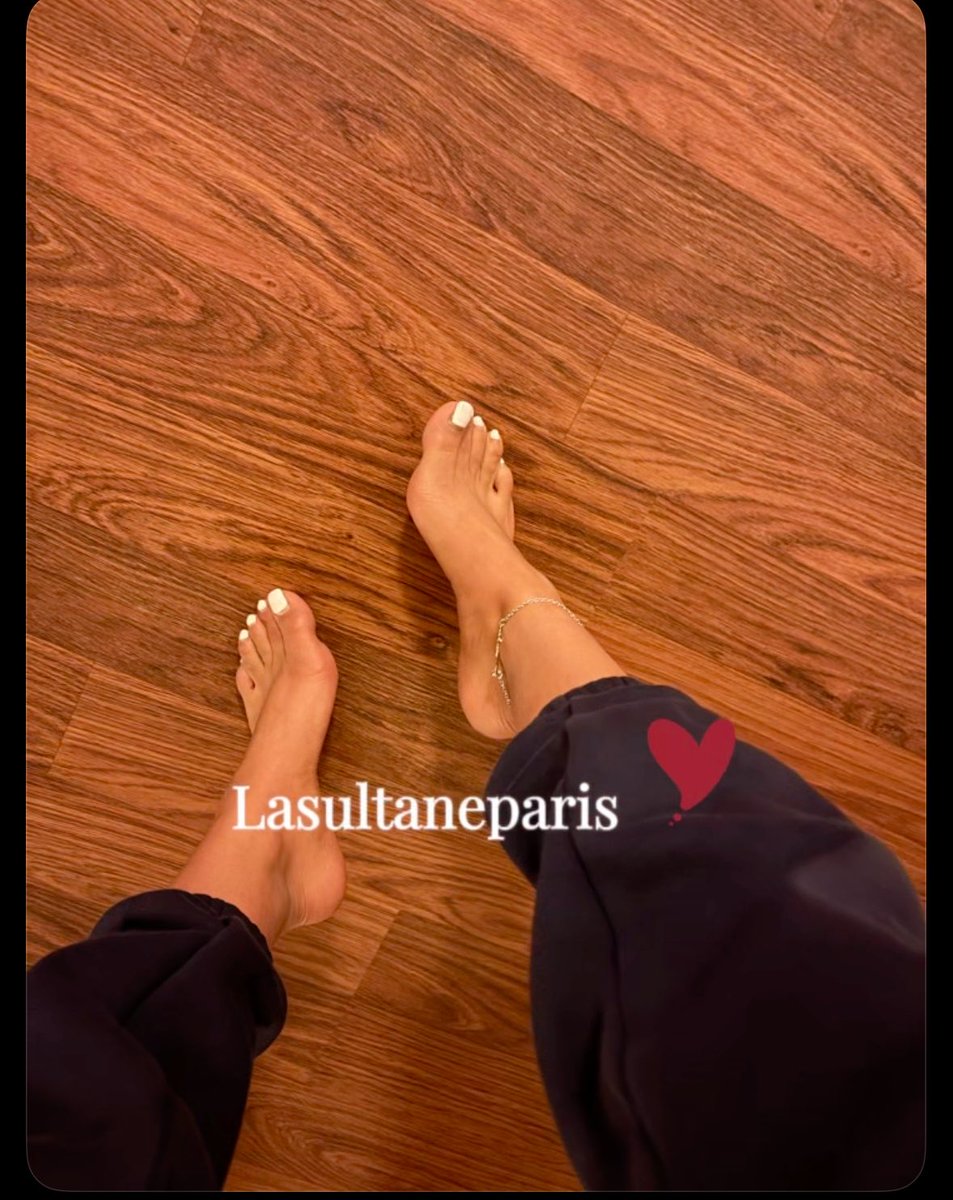 lasultaneparis's tweet photo. Mes pieds sont mieux que ta mère https://t.co/CTKfpCRa6V