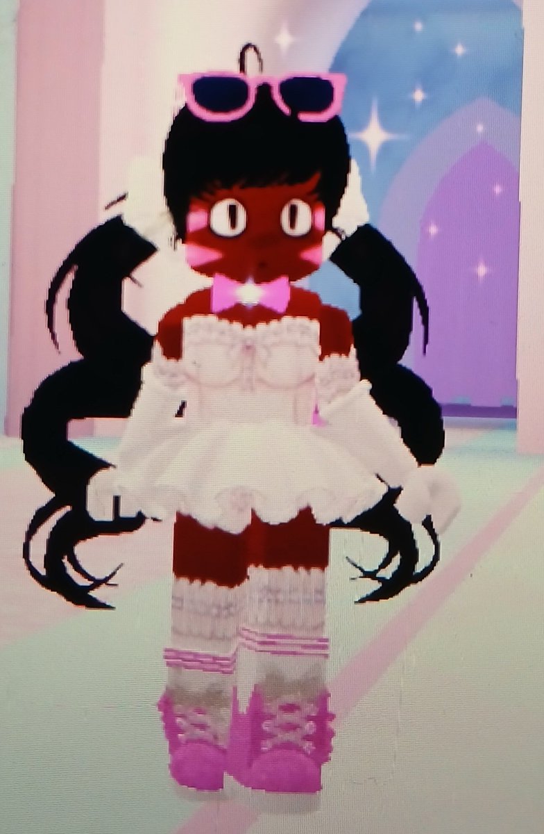 EddIsAwesomee's tweet photo. Her in Royale high https://t.co/KBuUhnnBHF