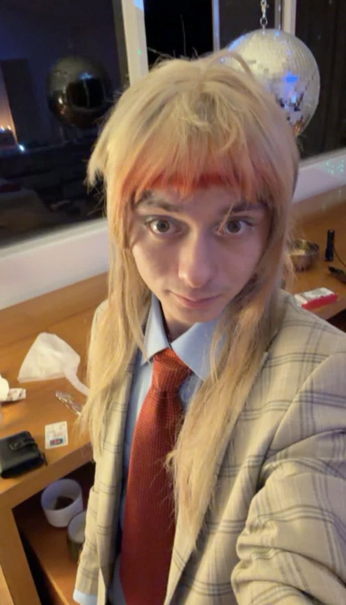 4vu3p's tweet photo. I be on my suit and tie shit https://t.co/1hLNAqnCQF