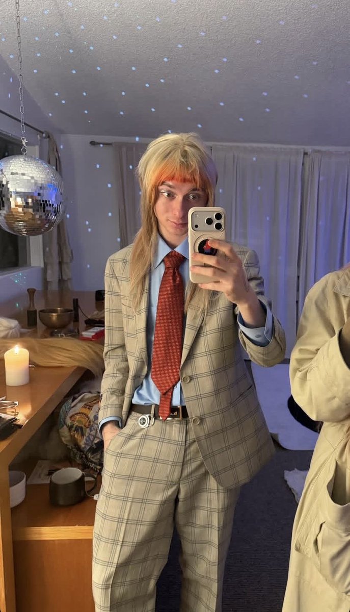 4vu3p's tweet photo. I be on my suit and tie shit https://t.co/1hLNAqnCQF