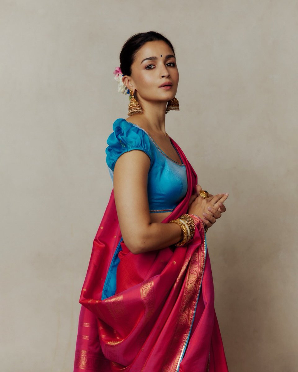 Thebulb_outside's tweet photo. Aliya Bhatt in pink saree 💓💓 https://t.co/L5Jz8vAk2t