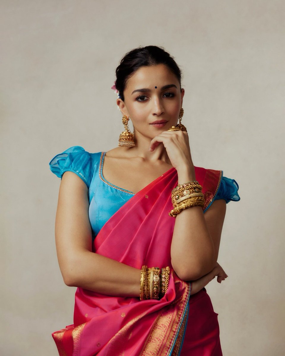 Thebulb_outside's tweet photo. Aliya Bhatt in pink saree 💓💓 https://t.co/L5Jz8vAk2t