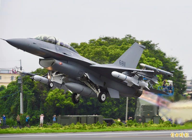 TobiasPrez2's tweet photo. Opciones 👀🇦🇷:

- U-209NG/Fragatas Multimisión 🇩🇪
- Armamento especifico para el F-16 (Harpoon, Misiles Cruceros, etc) 🇺🇸
- Baterías antiaérea de mediano y largo alcance 🇮🇱 https://t.co/NPGmItWJlB