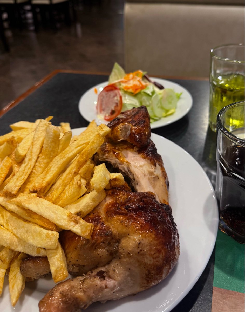giane_1901's tweet photo. acá almorzando… y ustedes? NI MIERDA 🫰🏻 https://t.co/yhvJ7TFVNI