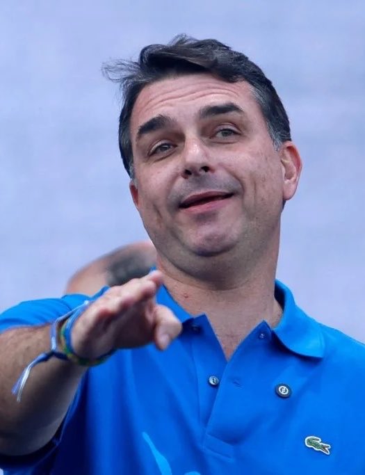 Point__Pop's tweet photo. 🚨GRAVE!!! Tweets antigos de Flávio Bolsonaro criticando o Bolsa Família vêm à tona. https://t.co/Xhm7iYl7eN