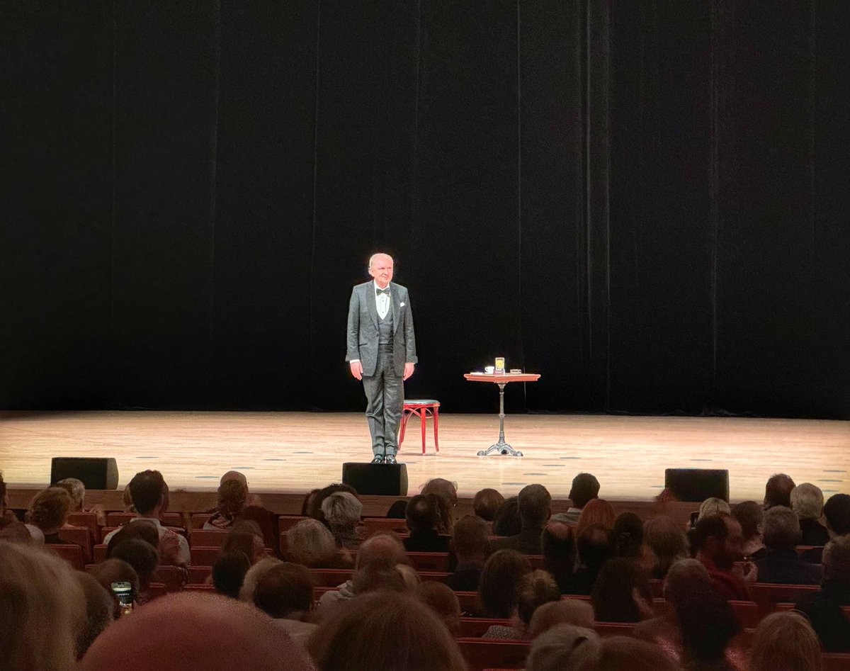 Hochtouren's tweet photo. nach einem anregendem Abend mit Ferdinand von Schirach im ausverkauften Kulturpalast #Dresden verspürte ich das Bedürfnis, noch einmal das Elbufer aufzusuchen und die Dresdner Stadtsilhouette auf einen Mikrochip zu bannen und in den Äther zu posten… https://t.co/mchCIorEzT