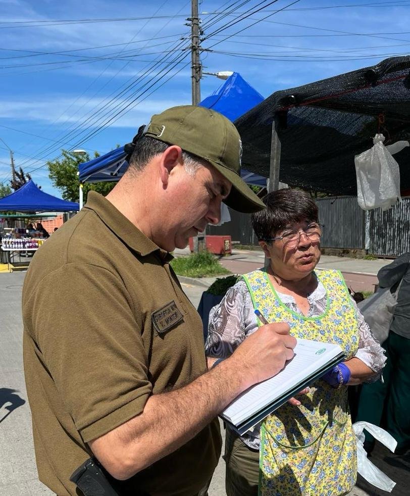 CarabBioBio's tweet photo. Carabineros de la Tenencia #Hualqui realizó una campaña preventiva de Compra Seguro, junto con controles preventivos de identidad en la feria libre de la comuna, con el objetivo de prevenir delitos y entregar mayor seguridad a la comunidad. https://t.co/JFba7by5mt
