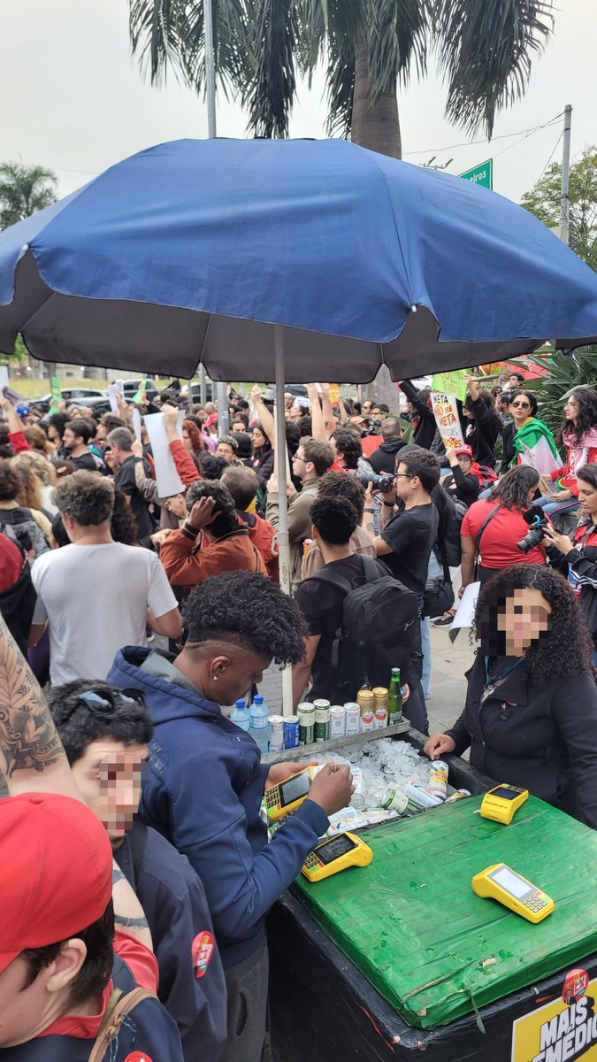 ctrlzorg's tweet photo. Chegou espontaneamente um pesado de breja aqui no ato gente. Trabalhadores da Faria Lima, venham fazer seu happy hour no nosso ato na frente da Meta! https://t.co/M1302xdHRU