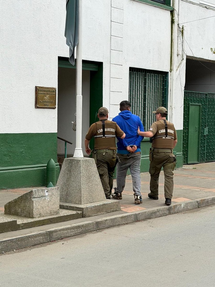 CarabBioBio's tweet photo. Carabineros de la 1ª Comisaría #Tomé detuvo a un individuo con antecedentes policiales por su participación en un robo con intimidación a una Pyme de joyería de la comuna. El detenido será puesto a disposición del Juzgado de Garantía para su control de detención https://t.co/QUDC9DkEQf