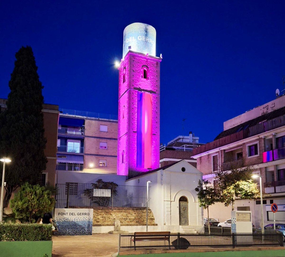SagredoMarco's tweet photo. Hoy, 19 de octubre, el Depósito de Agua de Paterna se ilumina de rosa por el #DiaInternacionalDelCancerDeMama 💗

Un símbolo de apoyo, fuerza y esperanza para todas las mujeres que afrontan esta enfermedad y sus familias.

Sigamos apostando por la investigación y la detección precoz. ¡No estáis solas! 🎀