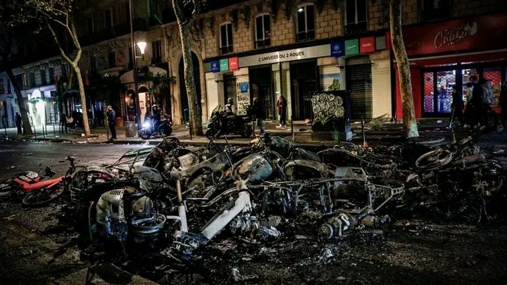 CubaSamurai's tweet photo. “El país del amor” arde. Las imágenes más impactantes de las protestas en Francia muestran una crisis que comenzó en las aulas y sumó a trabajadores y sindicatos contra el alto costo de vida. Se registran más de 8 mil detenciones. https://t.co/qvt7L4WlaU