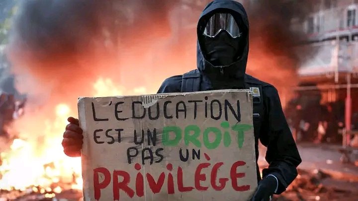 CubaSamurai's tweet photo. “El país del amor” arde. Las imágenes más impactantes de las protestas en Francia muestran una crisis que comenzó en las aulas y sumó a trabajadores y sindicatos contra el alto costo de vida. Se registran más de 8 mil detenciones. https://t.co/qvt7L4WlaU