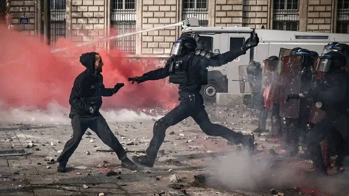 CubaSamurai's tweet photo. “El país del amor” arde. Las imágenes más impactantes de las protestas en Francia muestran una crisis que comenzó en las aulas y sumó a trabajadores y sindicatos contra el alto costo de vida. Se registran más de 8 mil detenciones. https://t.co/qvt7L4WlaU
