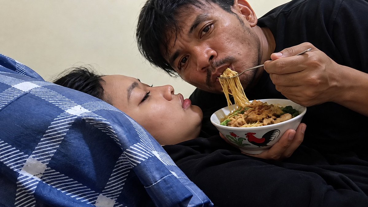 becfara's tweet photo. Makan mie ayam sama anak hehehe
https://t.co/dLYSnTVYc0 https://t.co/56KPkWEwBX