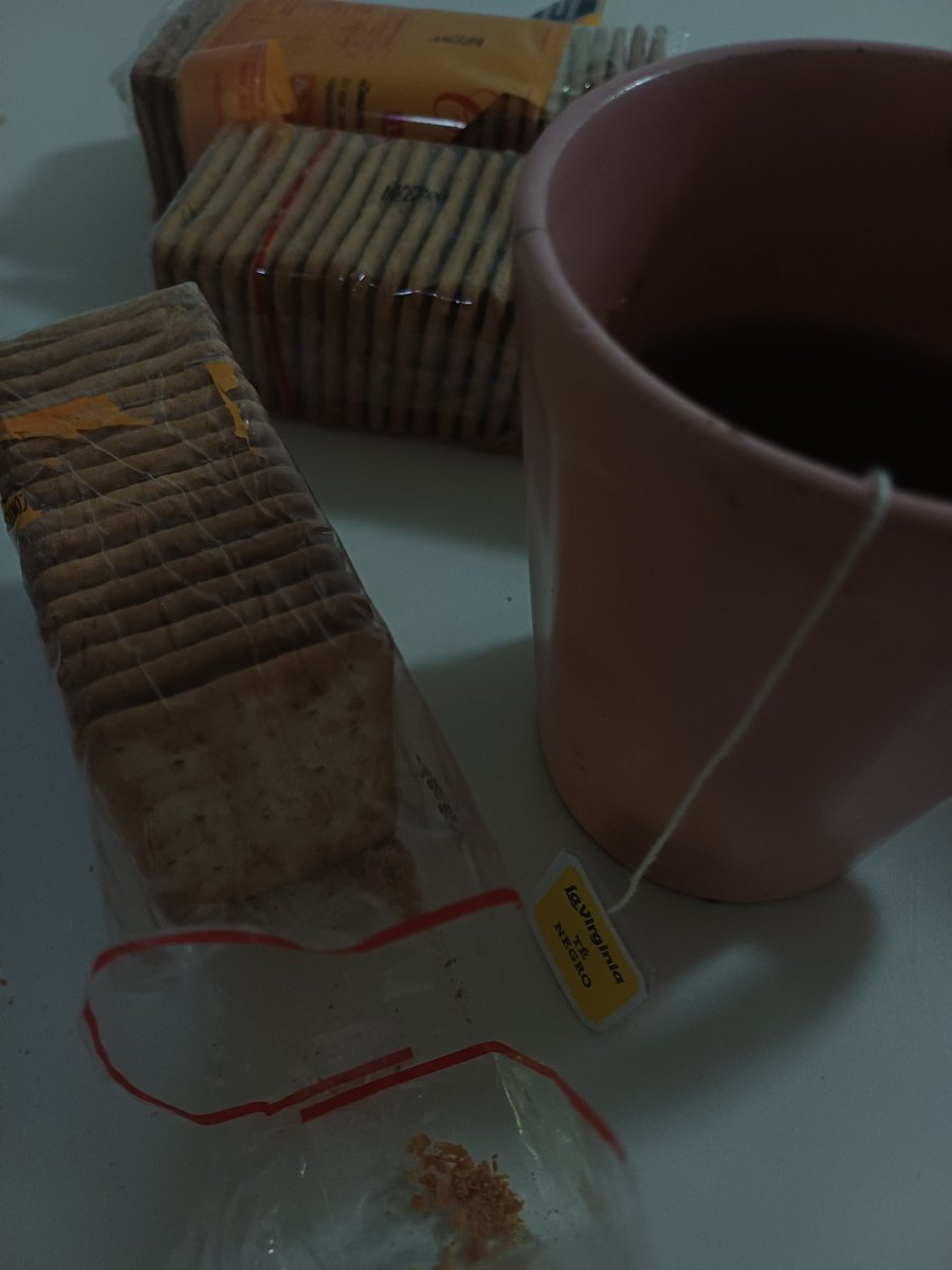 dimplemoonpie's tweet photo. @lokitaporyoongi Sis me ahogué con el té cuando vi tu tw https://t.co/E65bPxoOUv