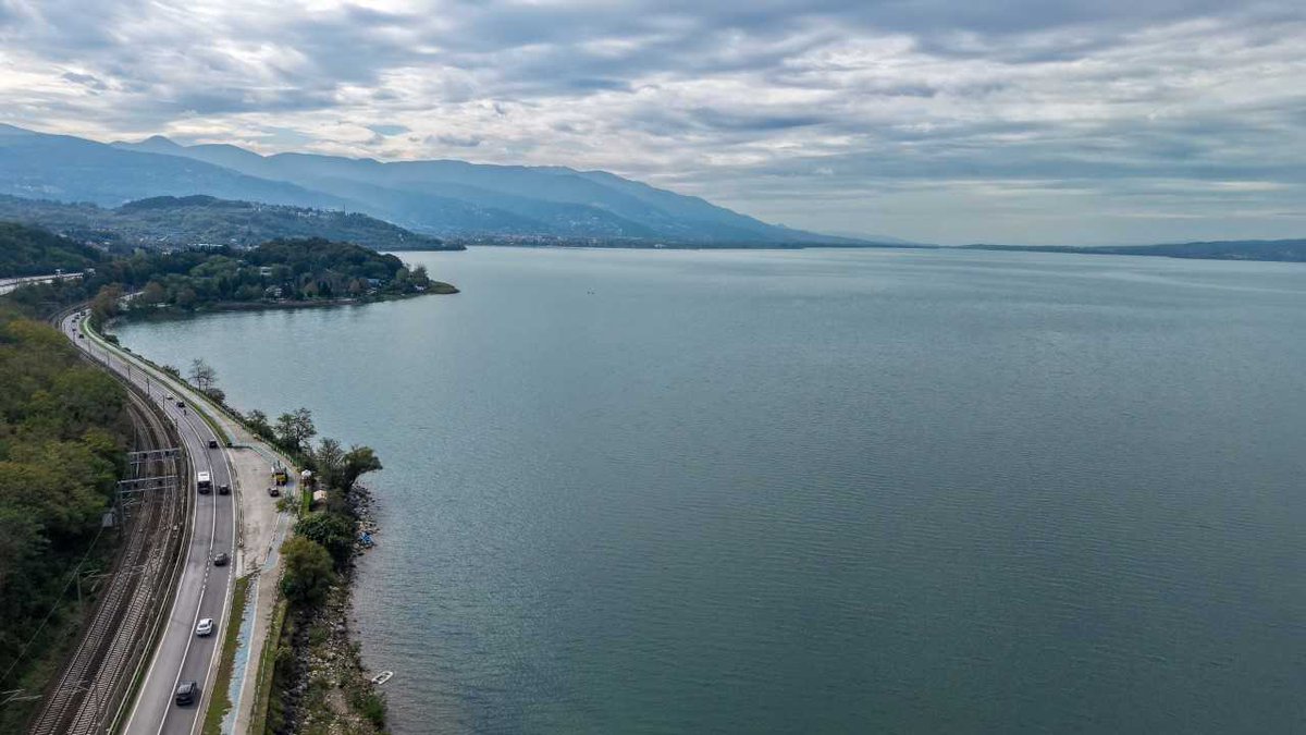 anadoluajansi's tweet photo. Sakarya'da ekim yağışları kente 4,5 ay yetecek içme suyu sağladı

💧 Sapanca Gölü'nün su seviyesi 1 Ekim'deki 29,87 metreden 30,51 metreye yükseldi

📈 Yaklaşık 3 haftada göl seviyesinde 64 santimetrelik artış kaydedilirken, göle 32 milyon metreküp su eklendi

📌 Yağışlarla alternatif kaynakların büyük oranda beslenmesiyle Sapanca Gölü üzerindeki kullanım baskısının azaldığı belirtildi

https://t.co/G3x2vD18nT