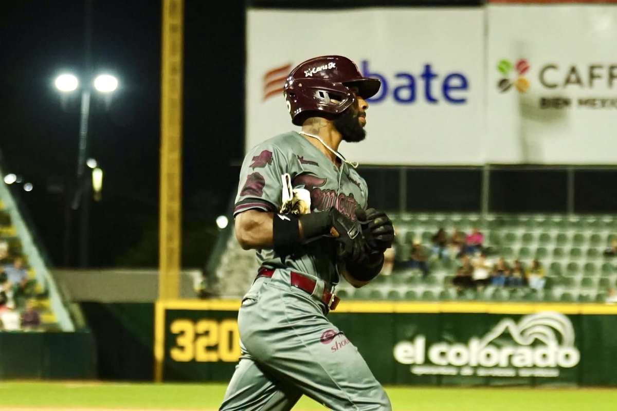 ClubSaraperos's tweet photo. Con Culiacán, J.P. Martínez conectó cuadrangular por segundo día consecutivo, se fue de 4-1 y produjo dos carreras. Fabricio Macías bateó de 2-1 y anotó una carrera. 🔥

Con Navojoa, Missael Rivera se fue de 4-1, conectó un doble y produjo dos carreras.

#SaraperosEnInvierno #SLW https://t.co/2LmHj282Wr