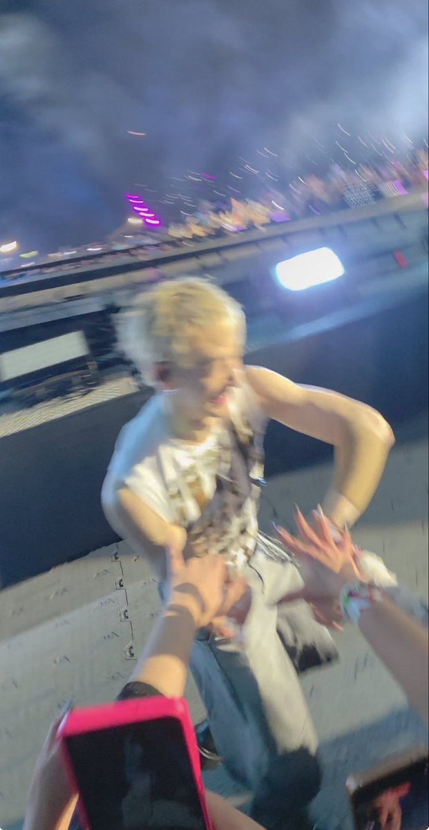 kyuxi_n's tweet photo. se os favs de voces nn sao capazes de trazer a estrutura basica do palco pra latam parem de inventar mentiras sobre um grupo q realmente valoriza seu fandom caralho se manca sua arrombada https://t.co/ygrP7nIUEv