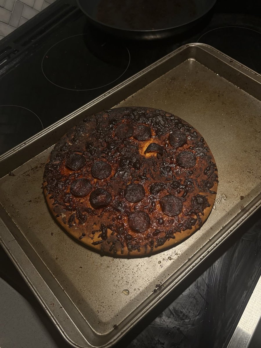 T0RTUREDART1ST's tweet photo. pizza night for my gang :) https://t.co/6yazTVgLCL