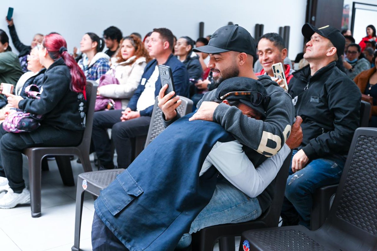 fernandezjca's tweet photo. Familias, gracias por su paciencia y por la confianza que han depositado en nosotros. ¡Nos comprometimos y estamos cumpliendo!
Hoy están a un paso de recibir las llaves de una vivienda segura y digna, porque en el gobierno del alcalde @CarlosFGalan, las cosas sí están pasando. https://t.co/ekTIAWA2wT