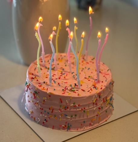 helmalu_'s tweet photo. eu tô querendo encomendar esse bolo com a confeiteira e ela tá querendo me convencer a fazer um mais elaborado, mas eu quero esse bolo aquiiiiii https://t.co/7UrN2yva3W