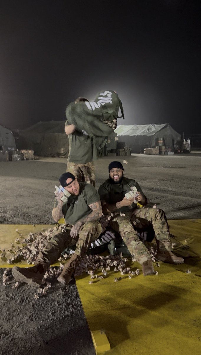 Fatboy_6ix's tweet photo. 😮‍💨 someone tell my mama we lit , $1,000,000 @MrBeast X @CallofDuty ESCAPE FROM DMZ winners 🔥 an unforgettable experience https://t.co/Nzydty2ZlM