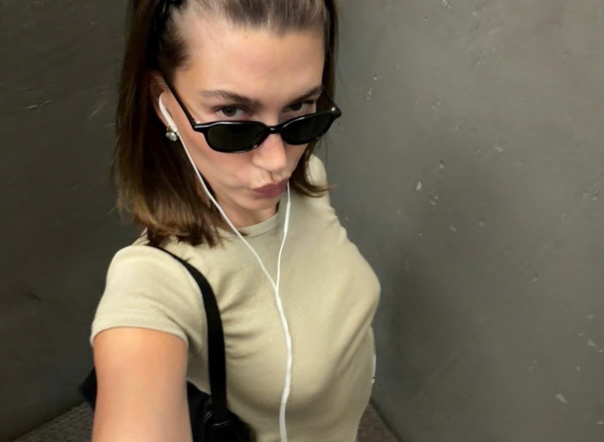 asromeo's tweet photo. kablolu kulakligi yeniden trend yapanlar zaten rhode’un sahibi hailey ve beverly burjuvalari hadid/jenner tayfaydi o kadar rezil ve malsiniz ki agzimiz acik okuyoruz tivitleri bak https://t.co/X6OHr5mbON