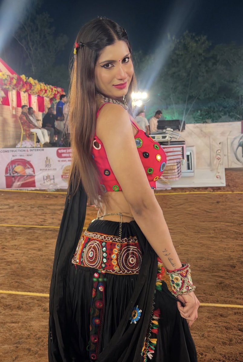 vampire_tamil's tweet photo. Those vadakku girls at Garba🔥
#Garba #GarbaNight #Navratri2026 #Hotties https://t.co/JSN8xzVduo