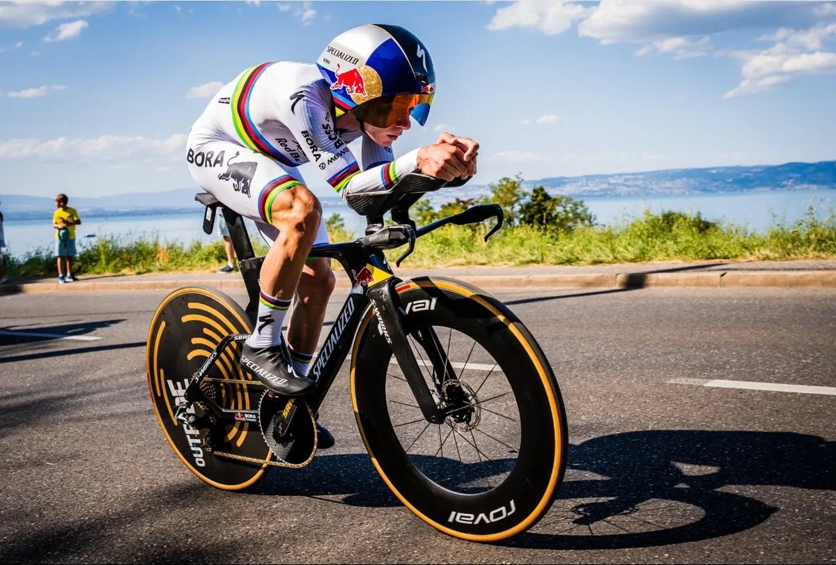 AlexDatos2's tweet photo. Resumen Temporada 2026 de Ciclismo
Post #2

Mejores ciclistas del año (Más puntos UCI desde el 1 de enero):

1. 🇸🇮Tadej Pogacar (9331,8 puntos)
2. 🇧🇪Remco Evenepoel (6626,6)
3. 🇲🇽Isaac del Toro (5576,5)
4. 🇫🇷Paul Seixas (4780,4)
5. 🇩🇰Jonas Vingegaard (4160,8)
6. 🇧🇪Wout van Aert (3758,6)
7. 🇧🇪Jasper Philipsen (3665,6)
8. 🇬🇧Tom Pidcock (3611,5)
9. 🇦🇹Felix Gall (3425)
10. 🇳🇱Mathieu van der Poel (3404,6)

✍️Es el SEXTO año consecutivo en el que Pogacar es el mejor ciclista del mundo. La ultima temporada en la que lideró la clasificación fue en 2020 (2° tras Primoz Roglic)