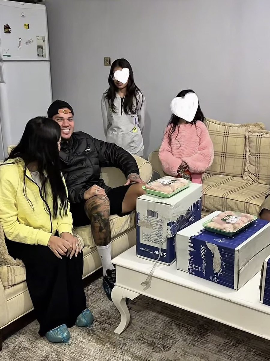 siyahsancakx's tweet photo. 🔵 Fenerbahçe'nin kalecisi Ederson ve ailesi, İstanbul'da ihtiyaç sahibi ailelere yardım kolisi dağıttı.

➖️Brezilyalı kaleci gittiği evlerde çocuklarla vakit geçirdi. https://t.co/9YtGLGgiqG
