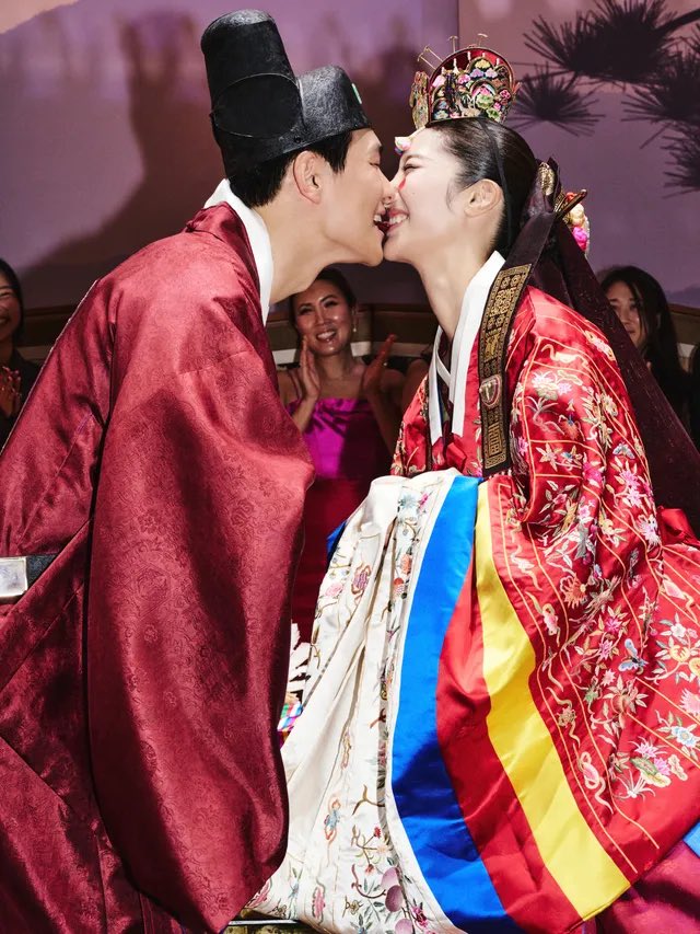 popbuzzz_'s tweet photo. EJAE (Kim Eun-jae), a Korean-American singer-songwriter and producer and Sam Kim, music producer are happily married.

The pair met in 2017 as songwriting partners, dated for nine years, got engaged in late 2023. EJAE rose to global prominence voicing Rumi and co-writing/performing the hit “Golden” for Netflix’s KPop Demon Hunters, after earlier success writing for K-pop groups including Red Velvet, aespa, and TWICE.