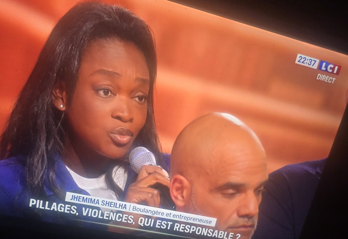GldCrnK's tweet photo. Une commercante 🇨🇩congolaise, cette 👑queen, remet à sa place l'ordure blondasse LFIste, apres avoir ete remise à sa place par Lisnard 🫵🏿😂 https://t.co/GRXoU4BpbW