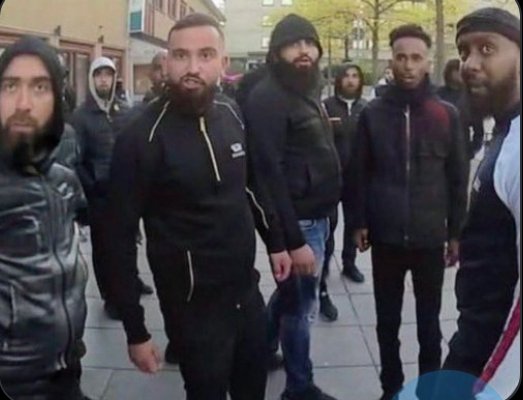 Timeo764471's tweet photo. @TRobinsonNewEra Group of french school kids lay out their demands,

"Until Wez get more ladybird books wez goin to go ape shit,'

'Wez demand,
Peter and Jane 3a in big print,Cinderella,
At the seaside,
And shopping with mother.

Wez not messin. https://t.co/Wg6mWPs4tV