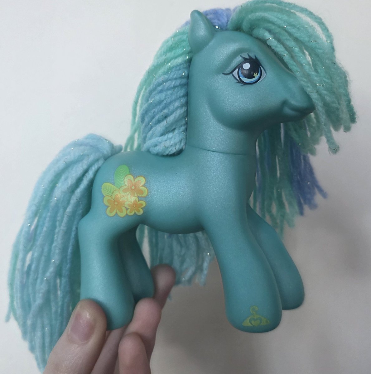 Rosylovesdolls's tweet photo. Tropical Surprise ur looking a little different then normal (she was a extra from an order I got....) i like the yarn hair but wish it was closer to her actual hair color (IM SO HAPPY I GOT A FREE PONY THO) #mlptwt #toytwt https://t.co/S0F0rfM4HH