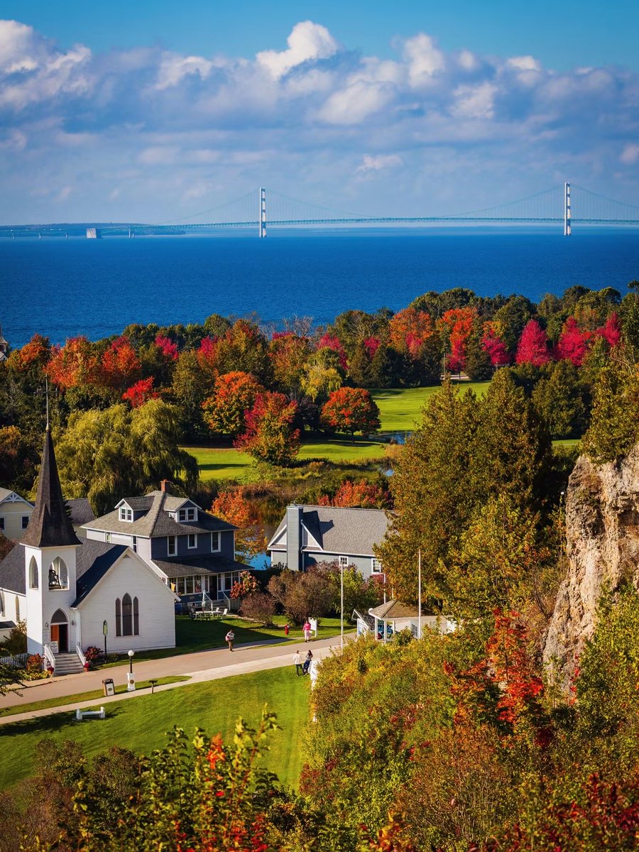 MustangLounge's tweet photo. Fall colors are peaking on Mackinac ❤️
📸 Hotel Iroquois https://t.co/HdLV6sY66K