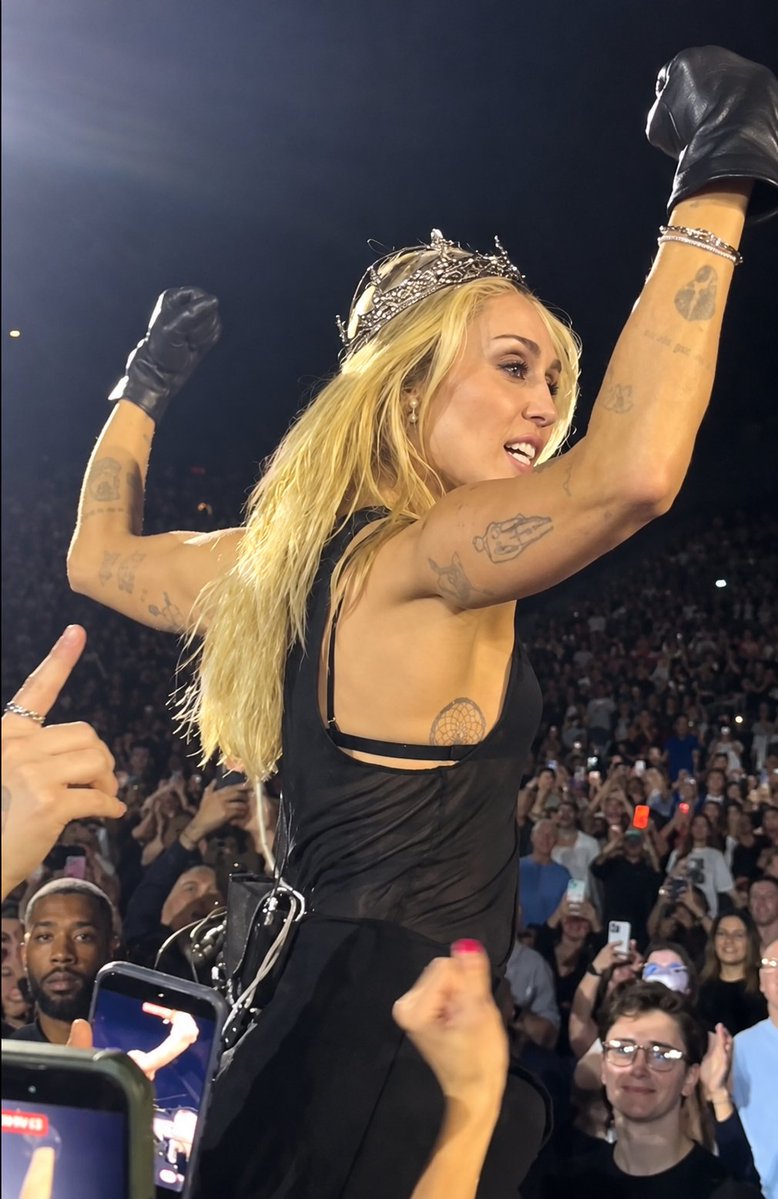 malexmiley's tweet photo. she can change the era, but you can't tame the woman. https://t.co/B7DmnawwXh