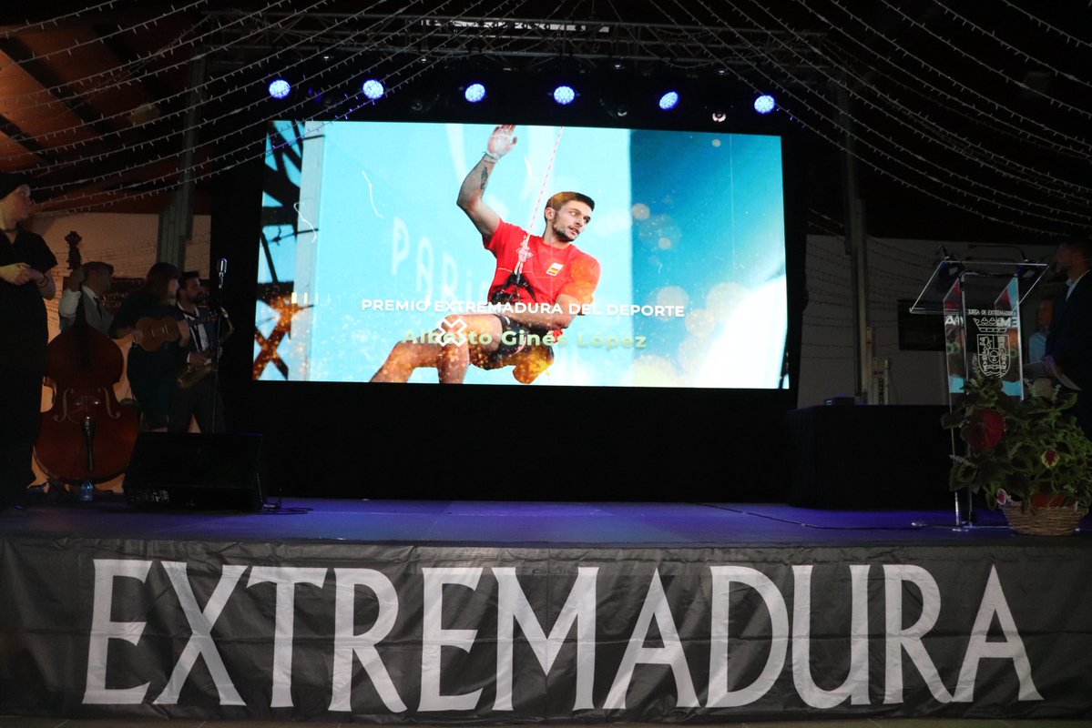 deportes_ext's tweet photo. @kinicarrasco @cultura_EXT @LuisMiguelnunez @aytodebadajoz @JuanParejoFdez @SportExCD @jabato_jaime @FEXME_oficial @MCasillasPodium @DavidBarrosoo @FedExtAtletismo @safydeuex @fexkarate @albertogines_ recibe el Premio Extremadura del Deporte 2025!

👏 Un reconocimiento a su extraordinaria trayectoria, sus éxitos internacionales y su papel como referente de la escalada y del deporte extremeño. ¡Enhorabuena! https://t.co/oZiOBpQWJc