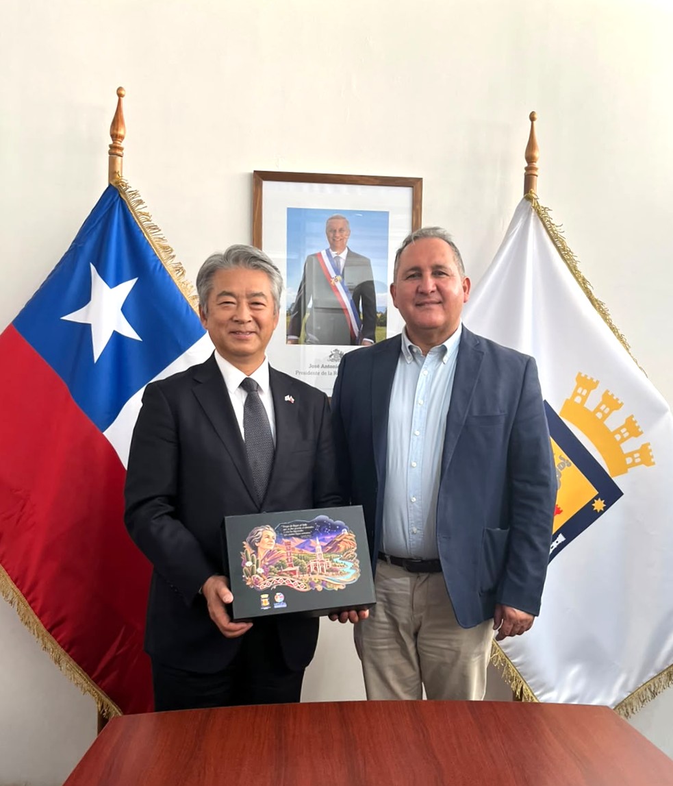 JapanEmb_Chile's tweet photo. ✨ Visita a #Vicuña ✨
☀️ El Embajador Sone 🇯🇵 aprovechó su visita a la región de Coquimbo para visitar la ciudad de Vicuña. 🇨🇱
🙌 El Embajador y su esposa recibieron una cálida bienvenida por parte del Alcalde Aros y su equipo de @MuniVicuna 💖 https://t.co/H0SFYyDRjJ
