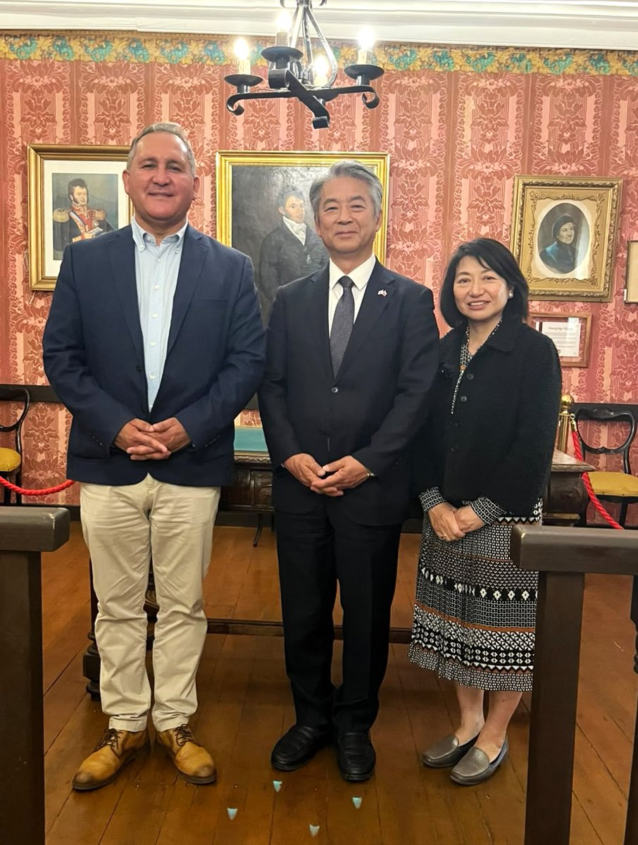 JapanEmb_Chile's tweet photo. ✨ Visita a #Vicuña ✨
☀️ El Embajador Sone 🇯🇵 aprovechó su visita a la región de Coquimbo para visitar la ciudad de Vicuña. 🇨🇱
🙌 El Embajador y su esposa recibieron una cálida bienvenida por parte del Alcalde Aros y su equipo de @MuniVicuna 💖 https://t.co/H0SFYyDRjJ