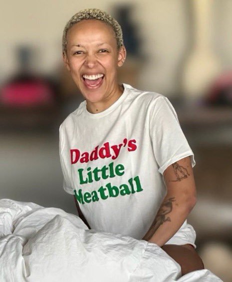 floptwts's tweet photo. why is the portait blur on this pic more funnier than the shirt https://t.co/IEY1BT8I45